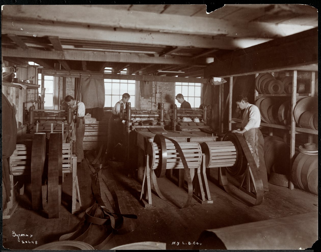 Vista interior de hombres trabajando con cuero en la New York Leather Belting Co., Nueva York, 1905 de Byron Company
