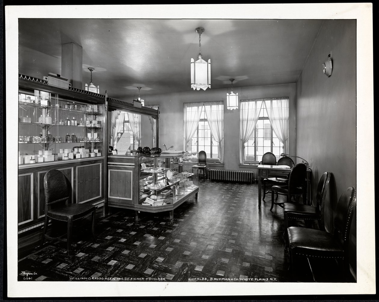 Vista interior del salón de belleza Charles of the Ritz en B. Altman und Co., 1932 de Byron Company