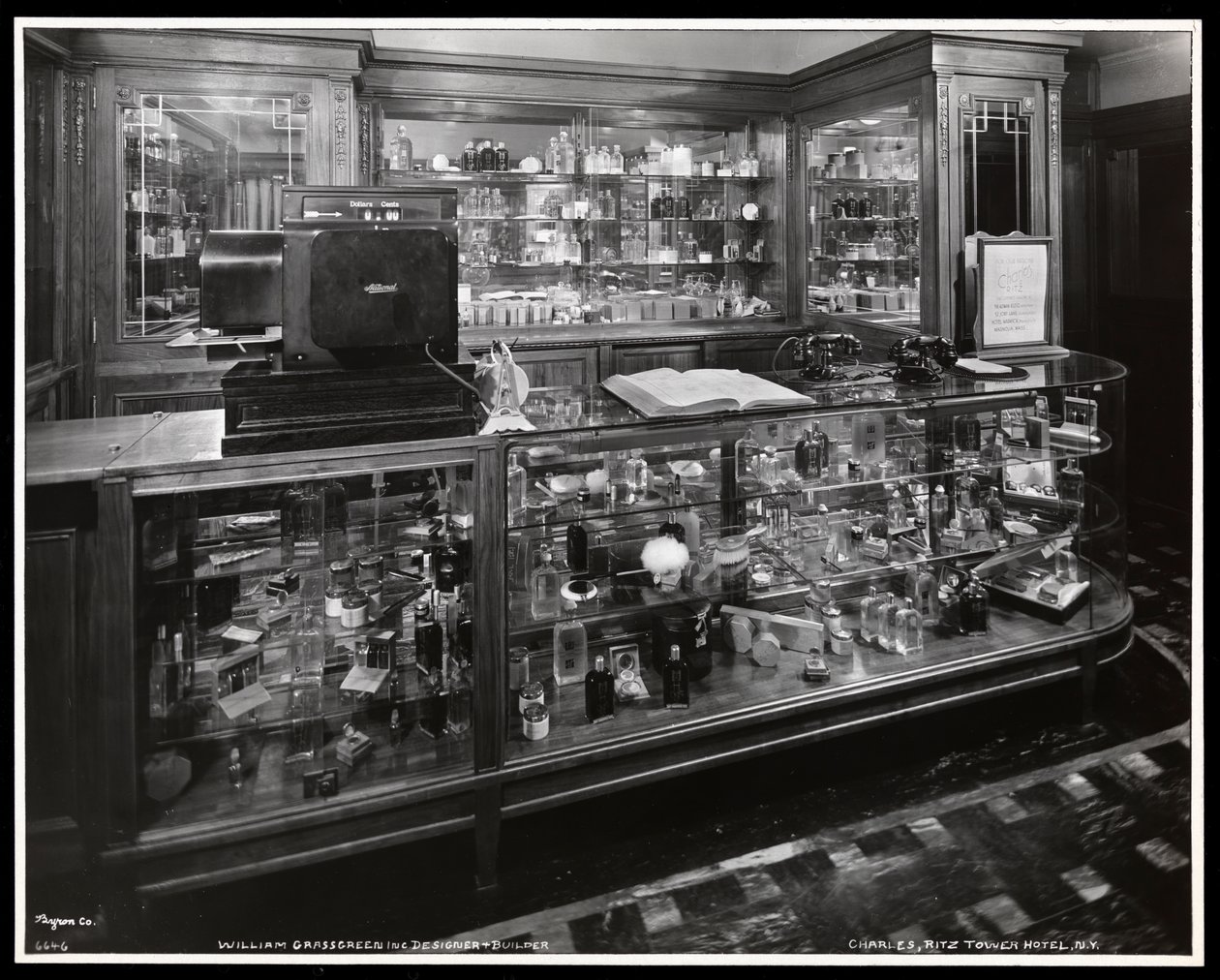 Vista interior del salón de belleza Charles of the Ritz en el Ritz Tower Hotel, Park Avenue y 57th Street, Nueva York, 1932 de Byron Company