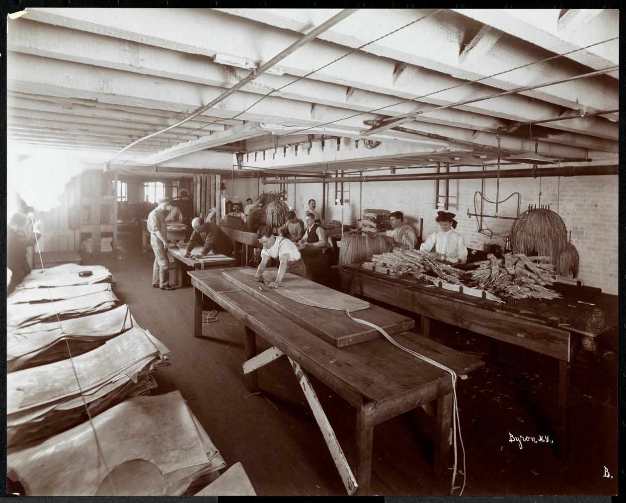 Vista interior de la New York Leather Belting Co., Nueva York, 1906 de Byron Company