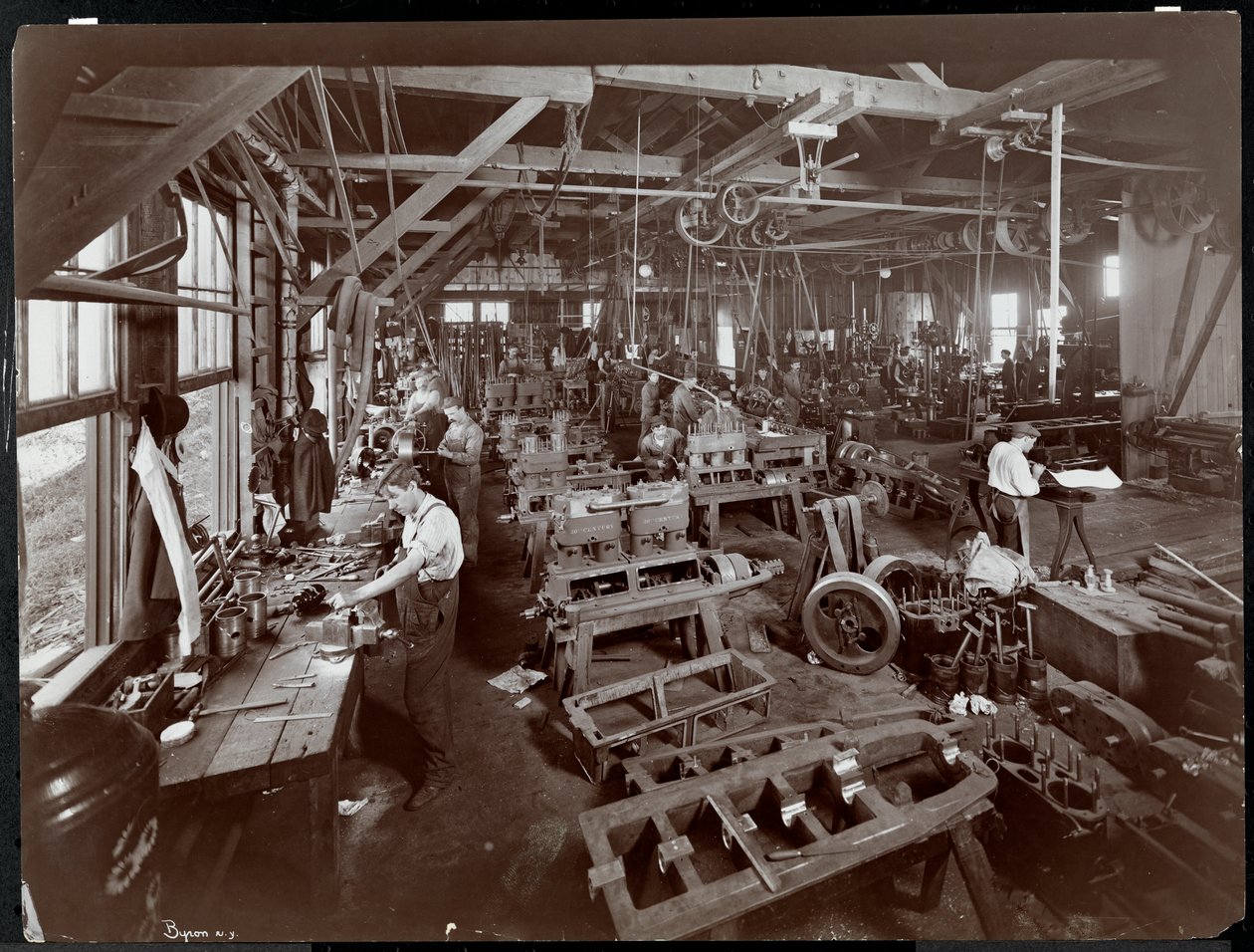 Vista interior del New York Yacht, Launch und Engine Co. en el río Harlem, Nueva York de Byron Company