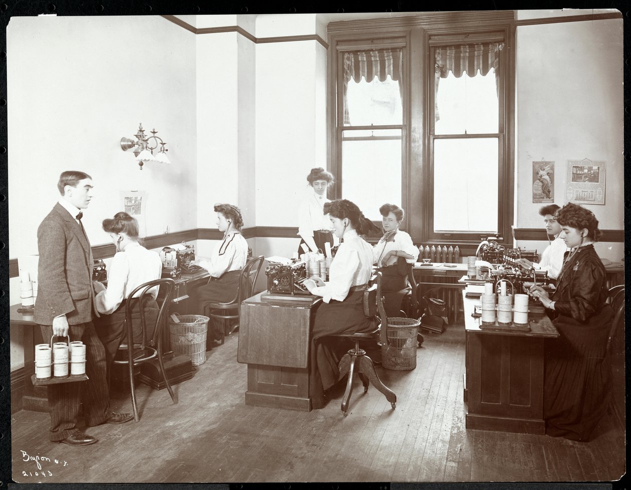 Vista interior de mujeres en máquinas de dictado en la New York Edison Co., 55 Duane Street, Nueva York, 1910 de Byron Company