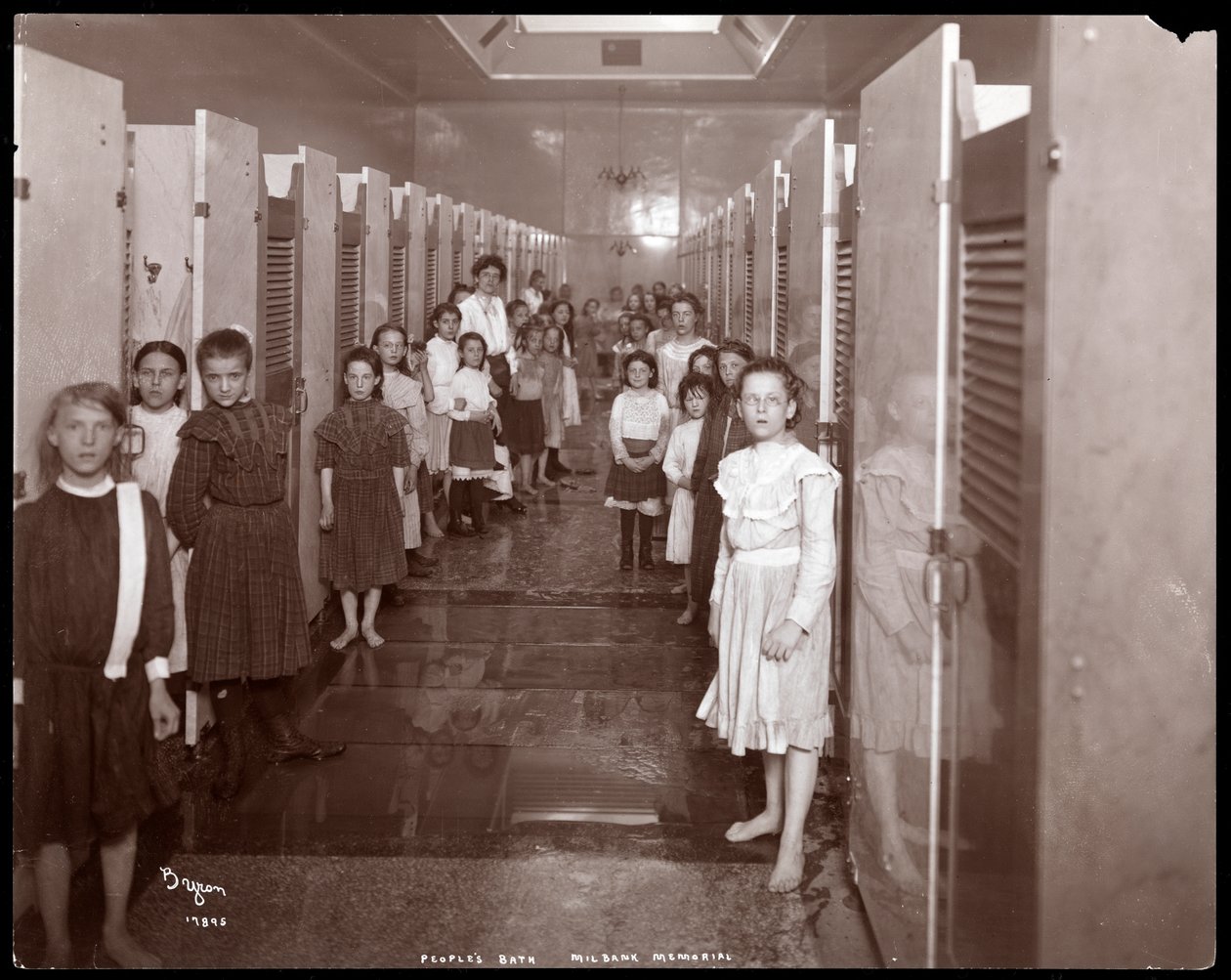 Vista interior de mujeres jóvenes frente a cabinas de baño en los Baños del Pueblo, Milbank Memorial, Nueva York, 1904 de Byron Company