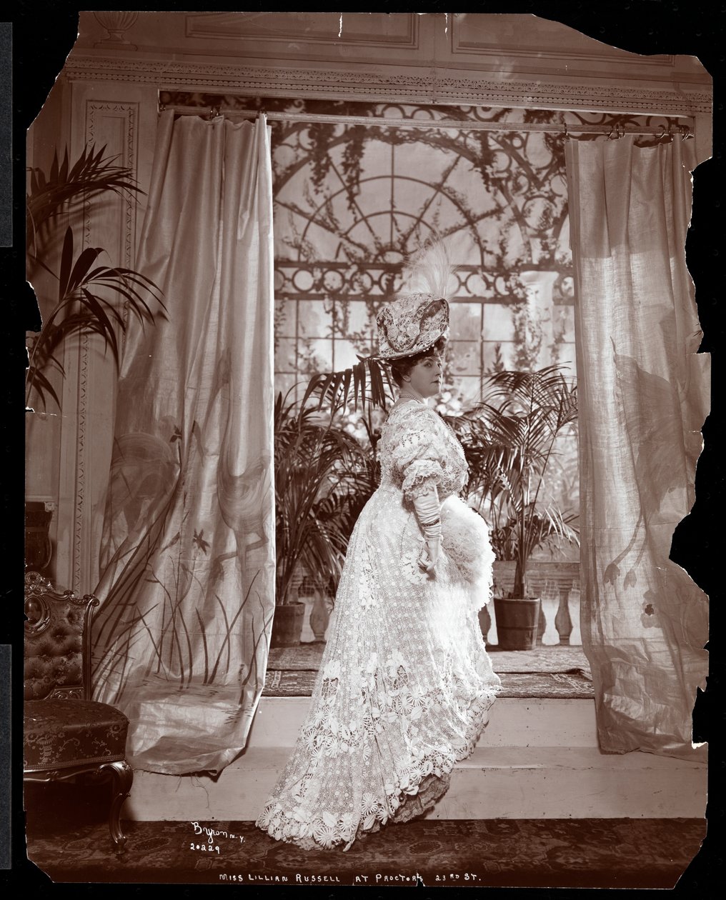 Lillian Russell en traje en el set de una producción en el Teatro de la Calle 23 de Proctor, Nueva York, 1904 de Byron Company