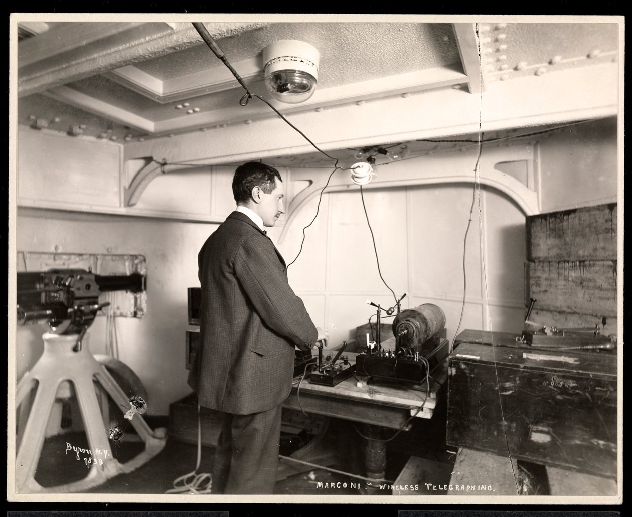 Marconi y su aparato de telégrafo inalámbrico, 1899-1900 de Byron Company
