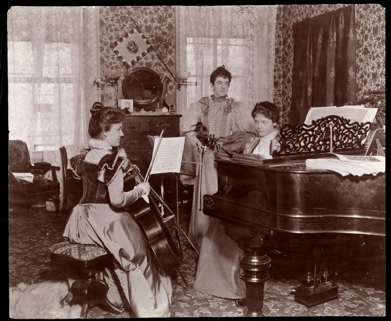Maud Powell y dos acompañantes, c.1896 de Byron Company