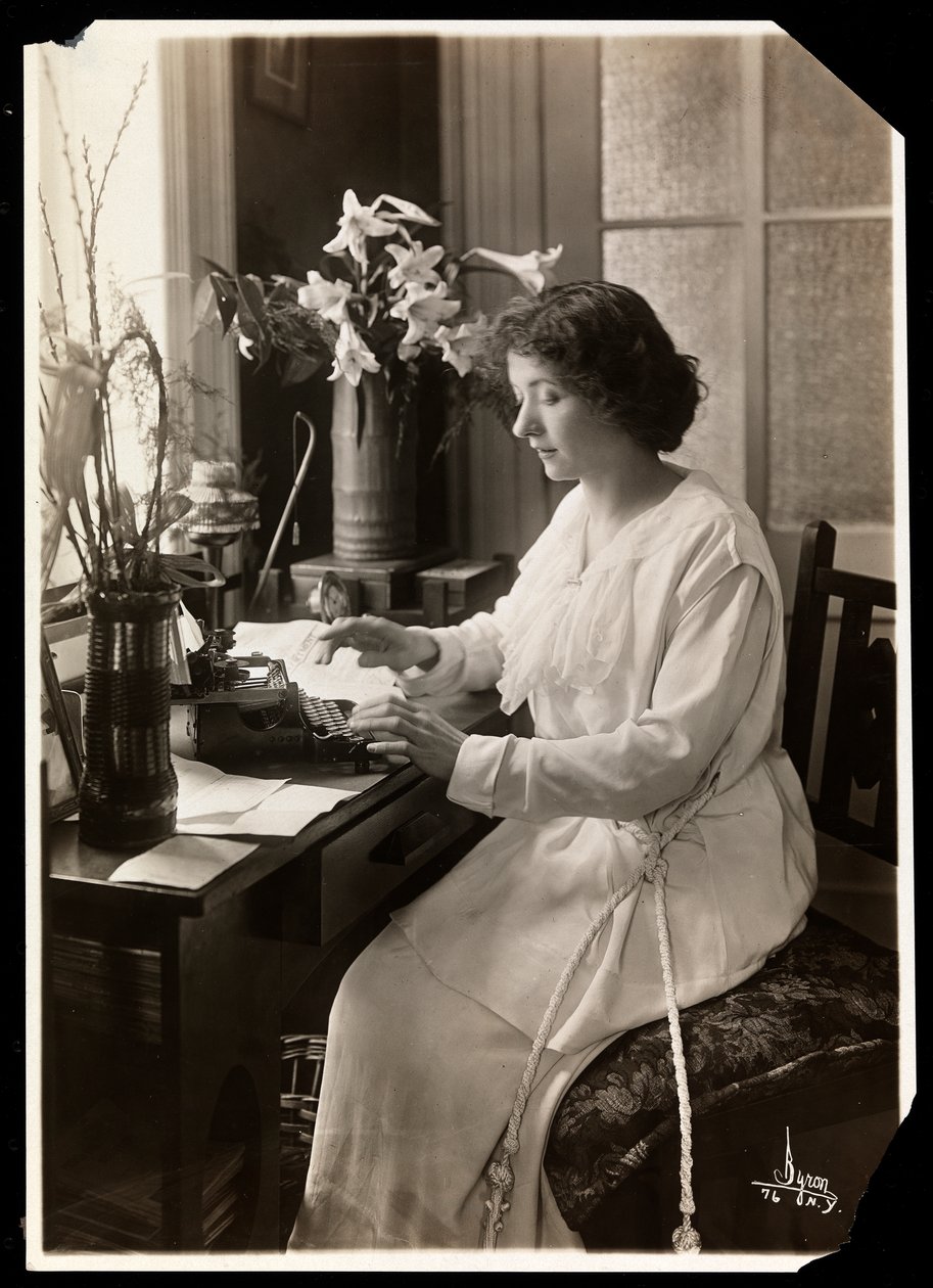 Maude Fealy sentada en una máquina de escribir, c.1915 de Byron Company