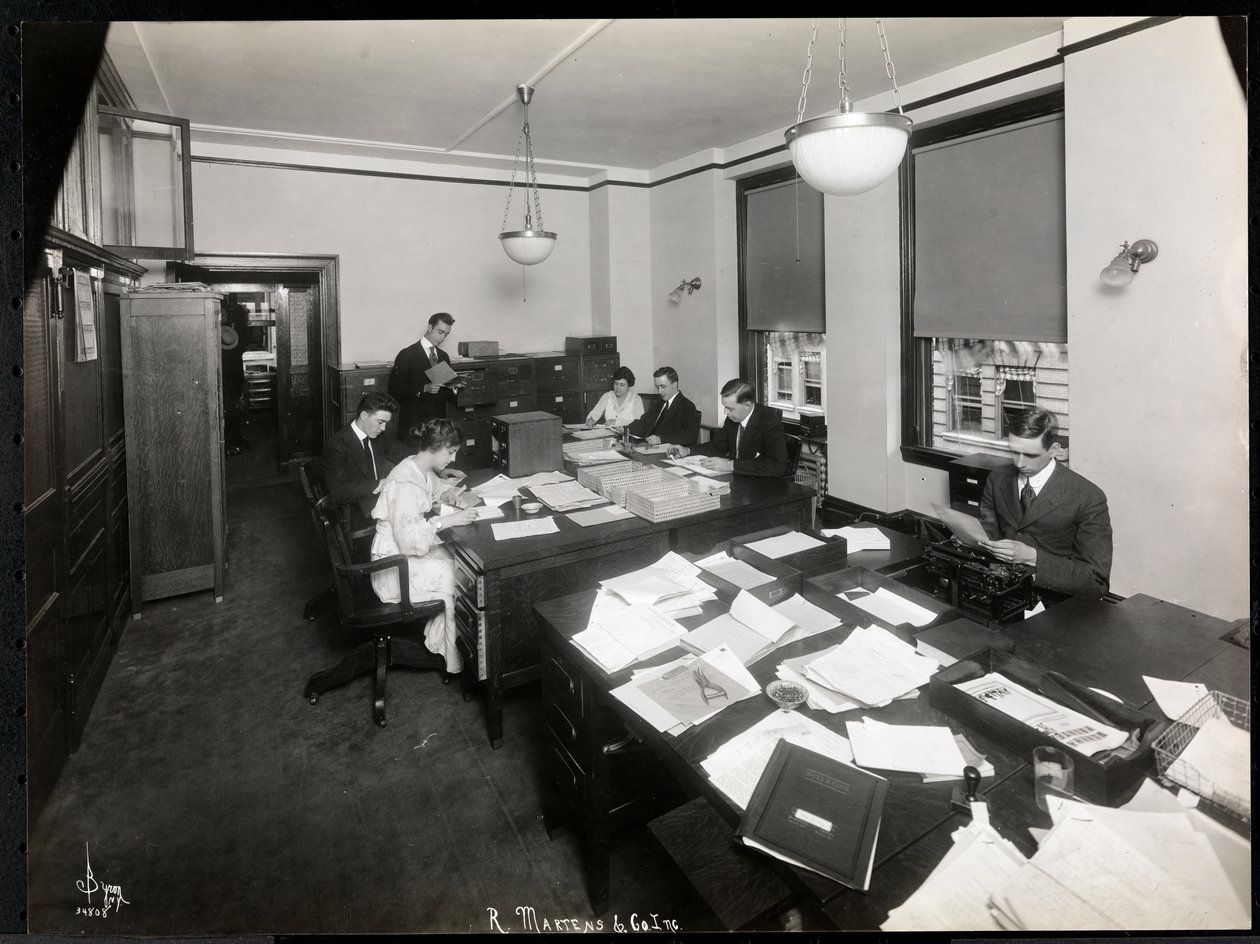 Hombres y mujeres trabajando en la oficina de exportación y archivo de R. Martens y Co. Inc., Nueva York, 1916-17 de Byron Company