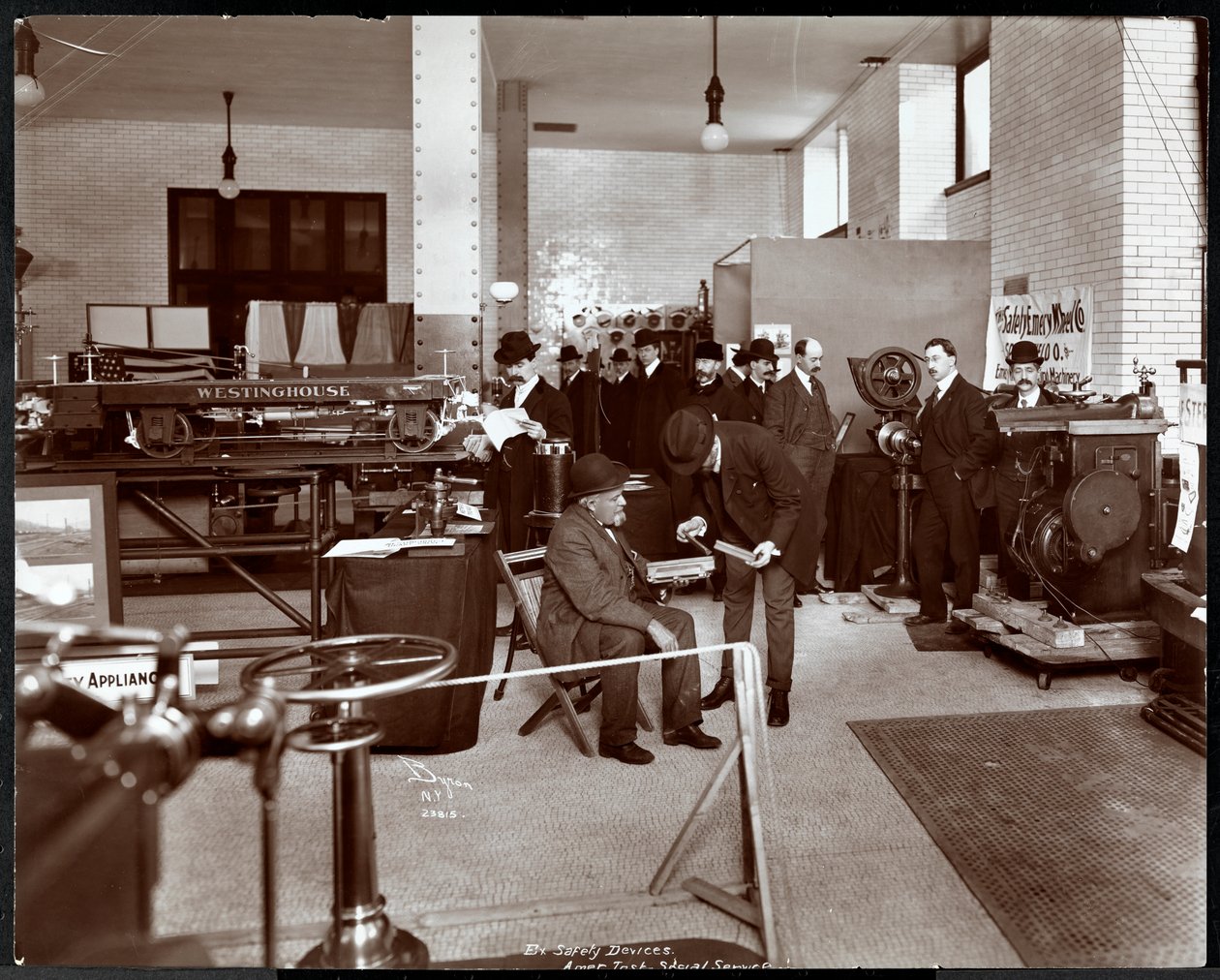 Hombres en una exhibición de dispositivos de seguridad en el Instituto Americano de Servicio Social, Nueva York, 1906-07 de Byron Company