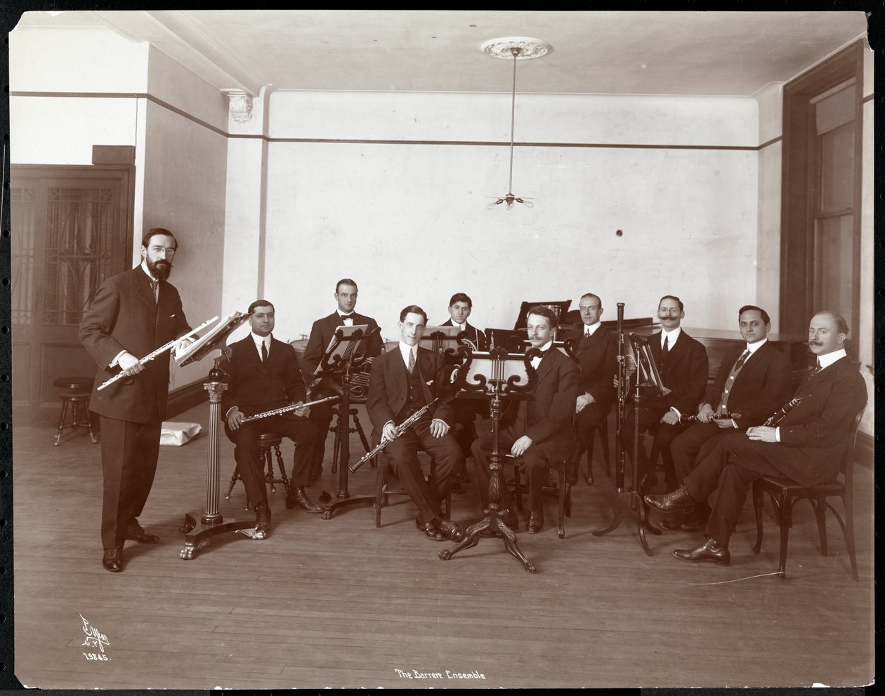 Hombres de la Orquesta Barrere Ensemble con instrumentos de viento, 1910 de Byron Company