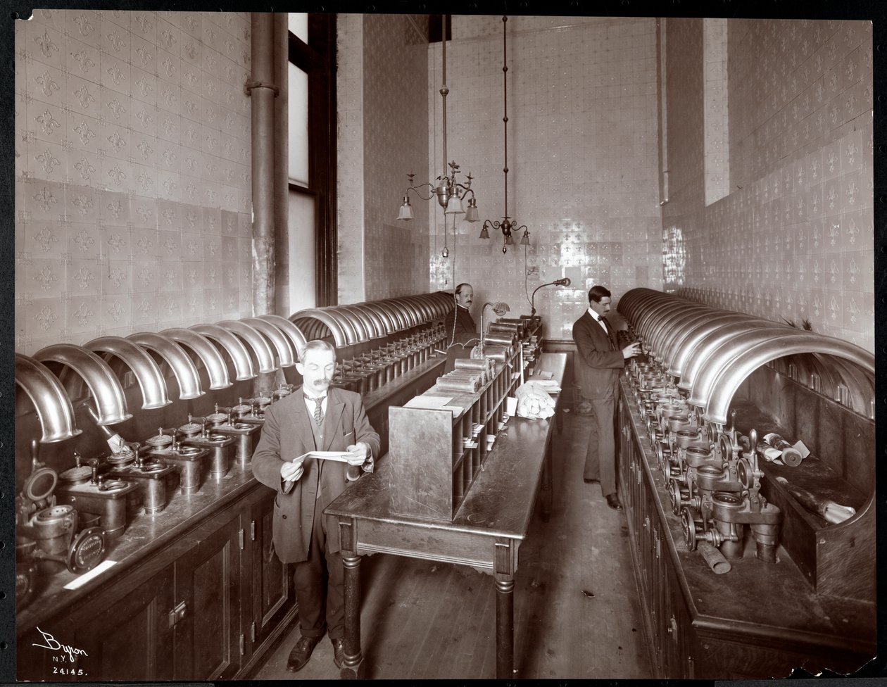Hombres enviando correo desde una sala de transporte neumático en la Metropolitan Life Insurance Co. en la calle 23 y la Avenida Madison, Nueva York, 1907 (impresión de gelatina de plata) de Byron Company