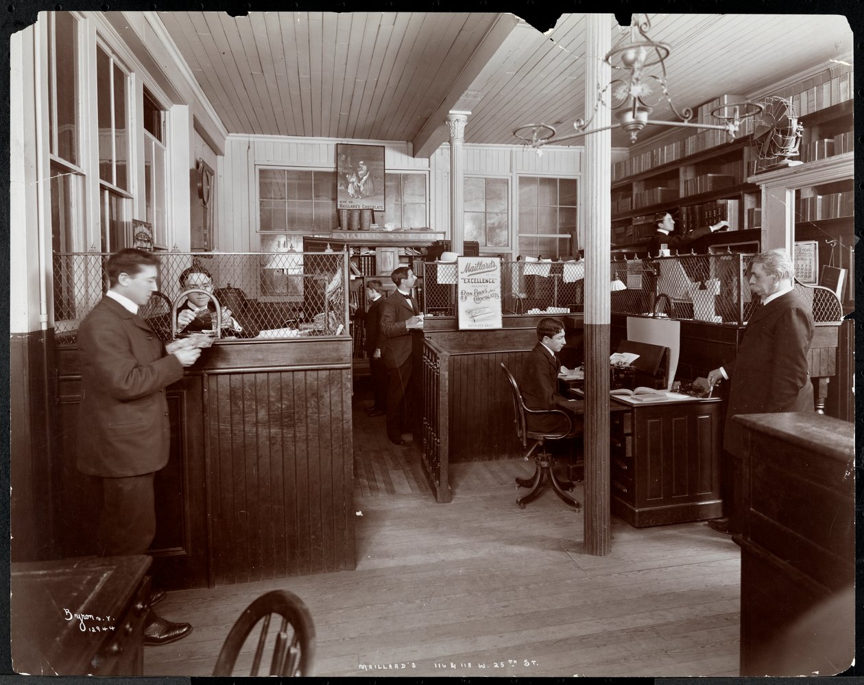 Hombres trabajando en una oficina en la fábrica de chocolates de Maillard en 116-118 West 25th Street, Nueva York, 1902 de Byron Company