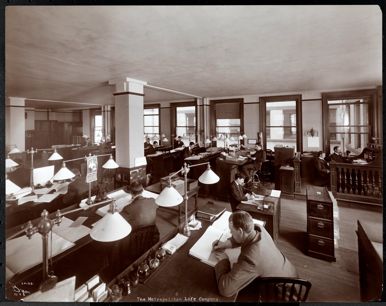 Hombres trabajando en una oficina de la Metropolitan Life Insurance Co. en la calle 23 y la avenida Madison, Nueva York, 1907 de Byron Company