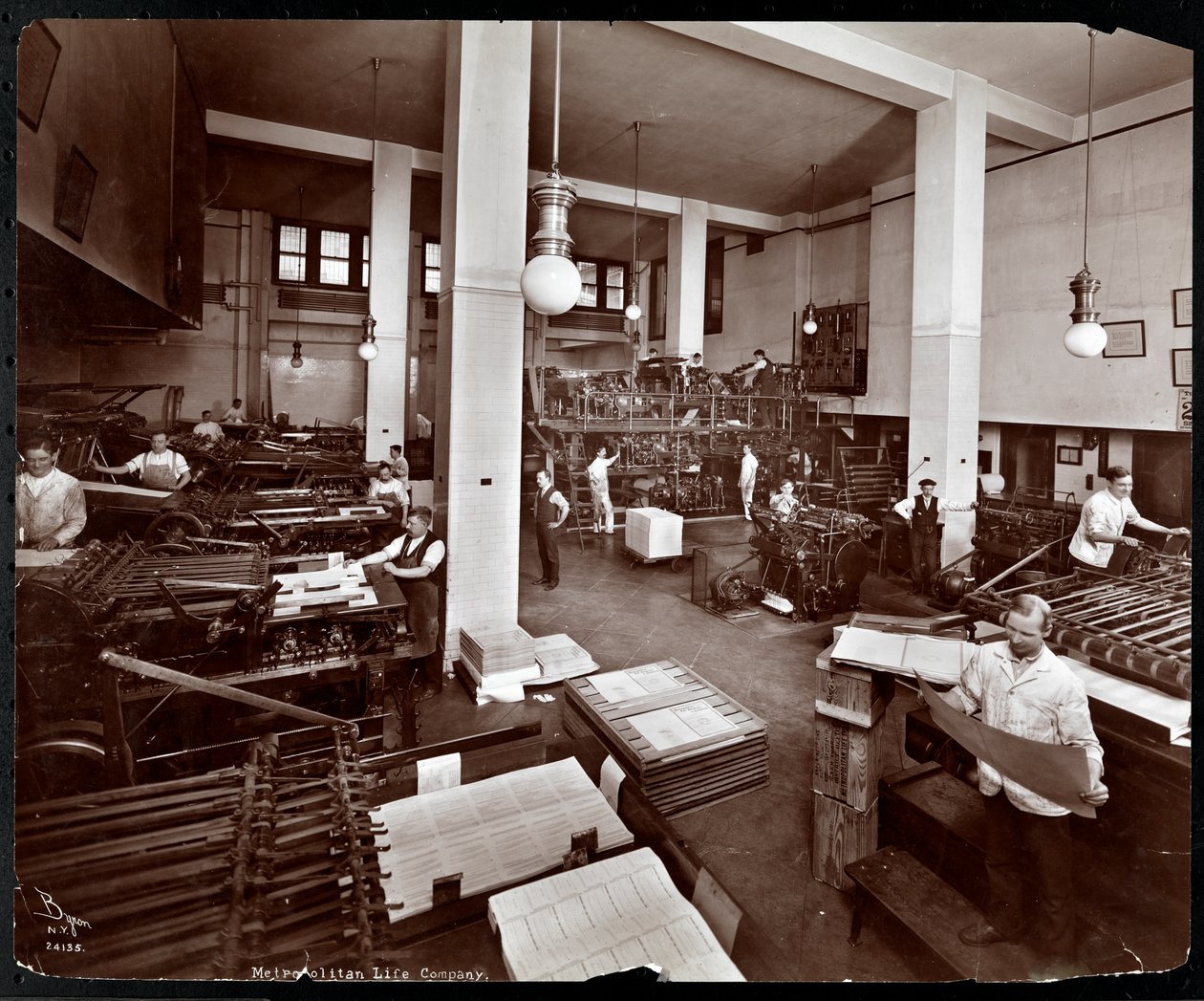 Hombres trabajando en la planta de impresión de Metropolitan Life Insurance Co. en la calle 23 y Madison Avenue, Nueva York, 1907 de Byron Company