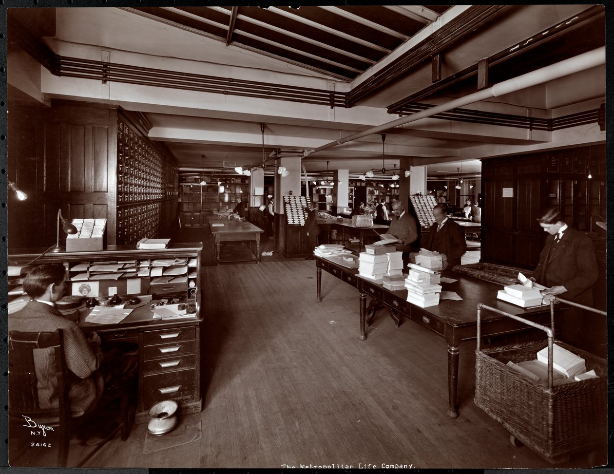 Hombres trabajando en lo que parece ser una sala de clasificación en la Metropolitan Life Insurance Co. en la calle 23 y la avenida Madison, Nueva York, 1907 de Byron Company