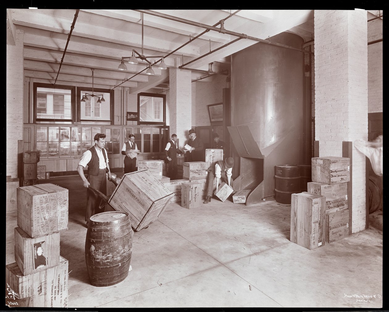 Hombres trabajando con cajas en el departamento de envíos de Parke, Davis und Co., químicos, Hudson und Vestry Streets, Nueva York, 1910 de Byron Company