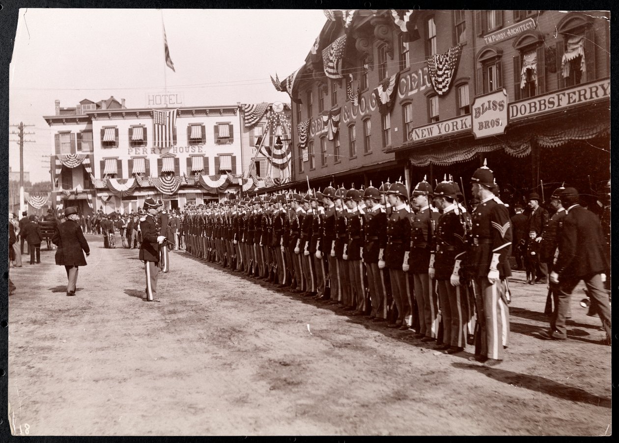 Alineación militar en la calle en Dobbs Ferry, Nueva York, 1898 de Byron Company