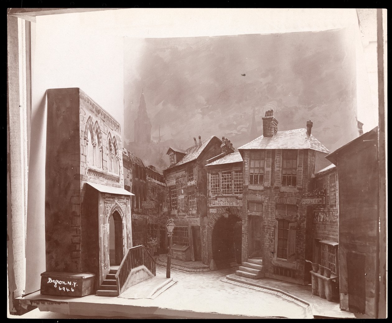Modelo del set de una obra de teatro no identificada diseñada por Ernest Gros, 1889 de Byron Company