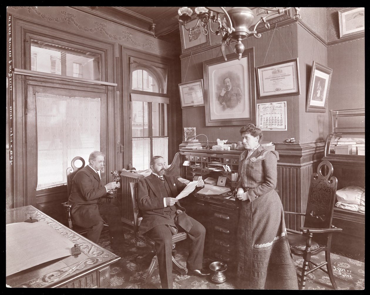 El Sr. y la Sra. Maillard y el Sr. Davitt en una oficina de la fábrica de chocolates de Maillard, 1902 de Byron Company