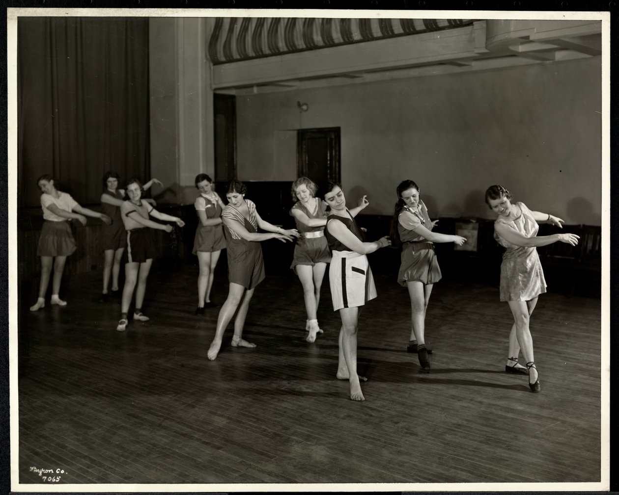 Sra. Dean y ocho chicas bailando en el gimnasio de la Asociación para Ciegos de Nueva York, 111 East 59th Street, Nueva York, 1935 de Byron Company