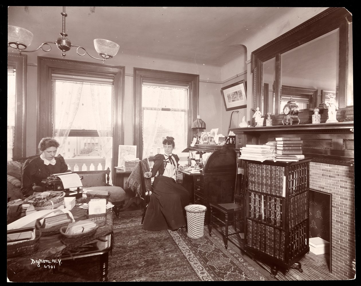 La Sra. Florence Clinton Sutro y una mecanógrafa en su casa en 320 West 102nd Street, Nueva York, 1899 de Byron Company