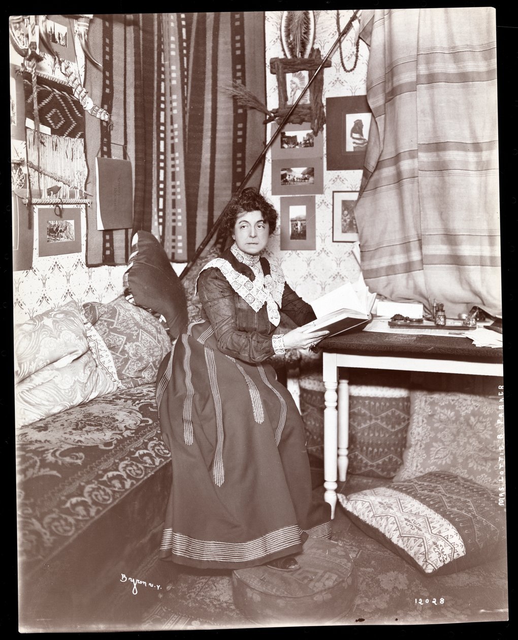 La Sra. Lottie B. Parker, 1901 de Byron Company