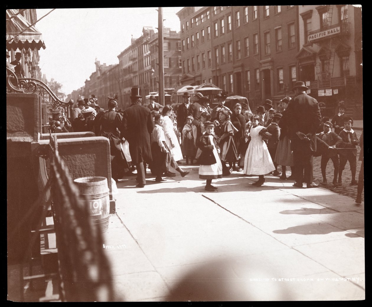 Escena callejera de Nueva York, 1898 de Byron Company