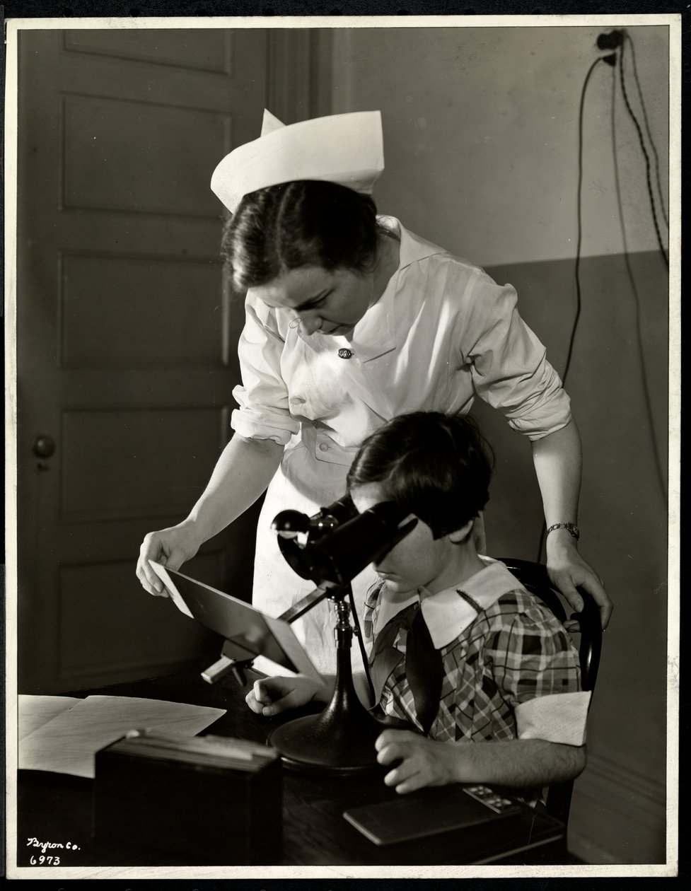 Enfermera y una niña con discapacidad visual en la clínica de la Asociación de Ciegos de Nueva York, 114 East 60th Street, Nueva York, 1934 de Byron Company