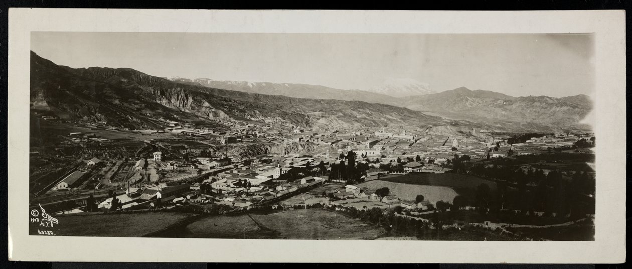 Vista panorámica desde arriba de una ciudad, presumiblemente en o cerca del Canal de Panamá con montañas nevadas al fondo, 1913 de Byron Company