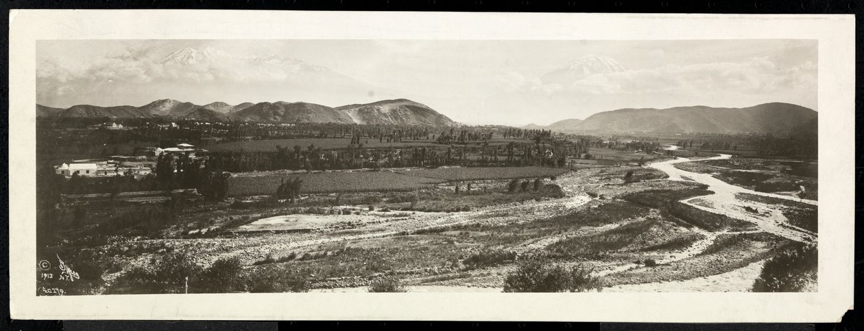 Vista panorámica de una escena rural, presumiblemente en o cerca del Canal de Panamá con montañas nevadas al fondo, 1913 de Byron Company