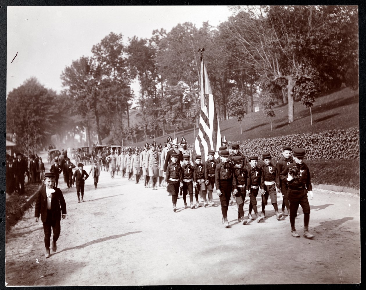 Desfile con niños y bomberos marchando en Dobbs Ferry, Nueva York, 1898 de Byron Company
