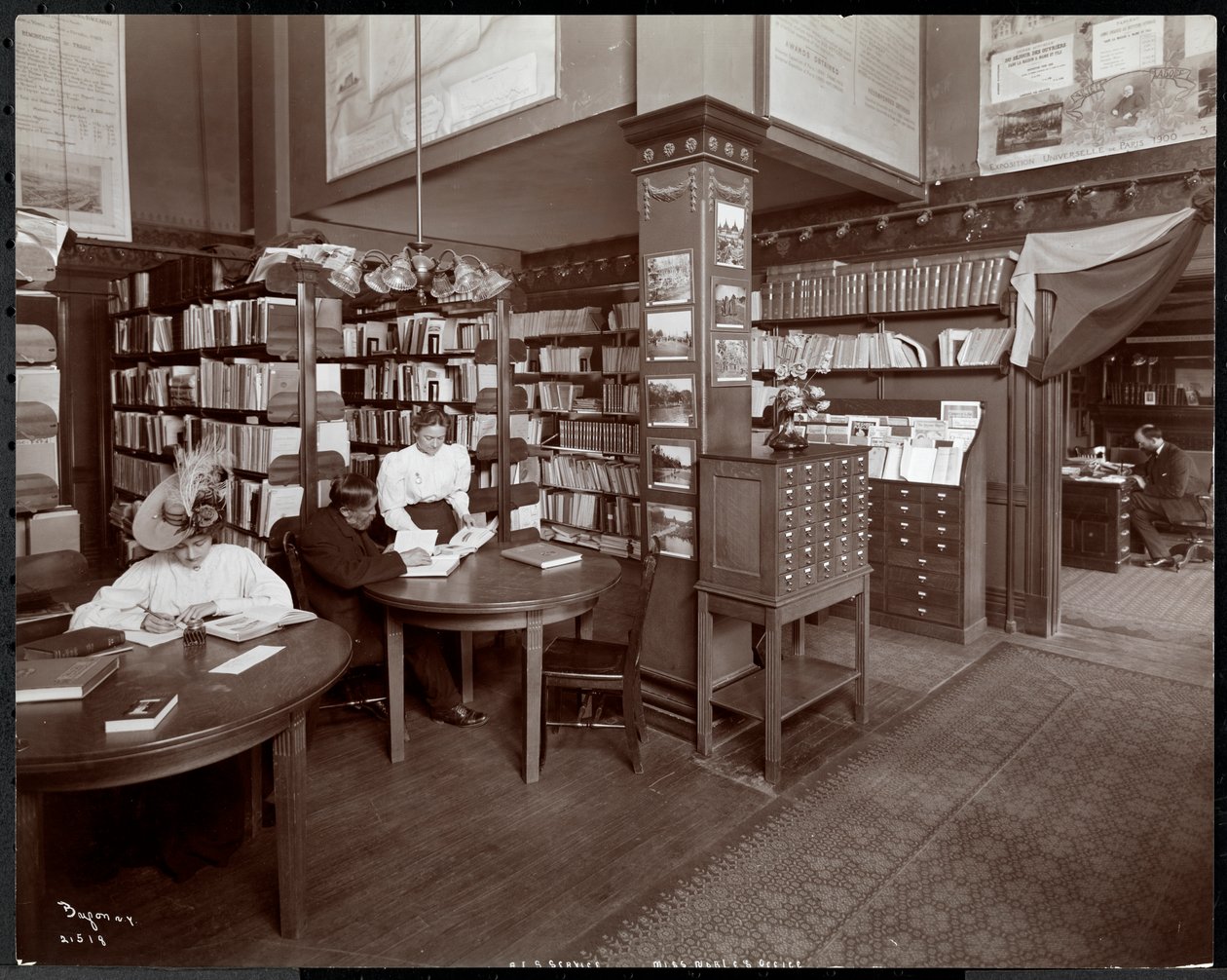 Personas en la biblioteca (posiblemente la oficina de la Srta. Noble) en el Instituto Americano de Servicio Social, Nueva York, 1906 de Byron Company