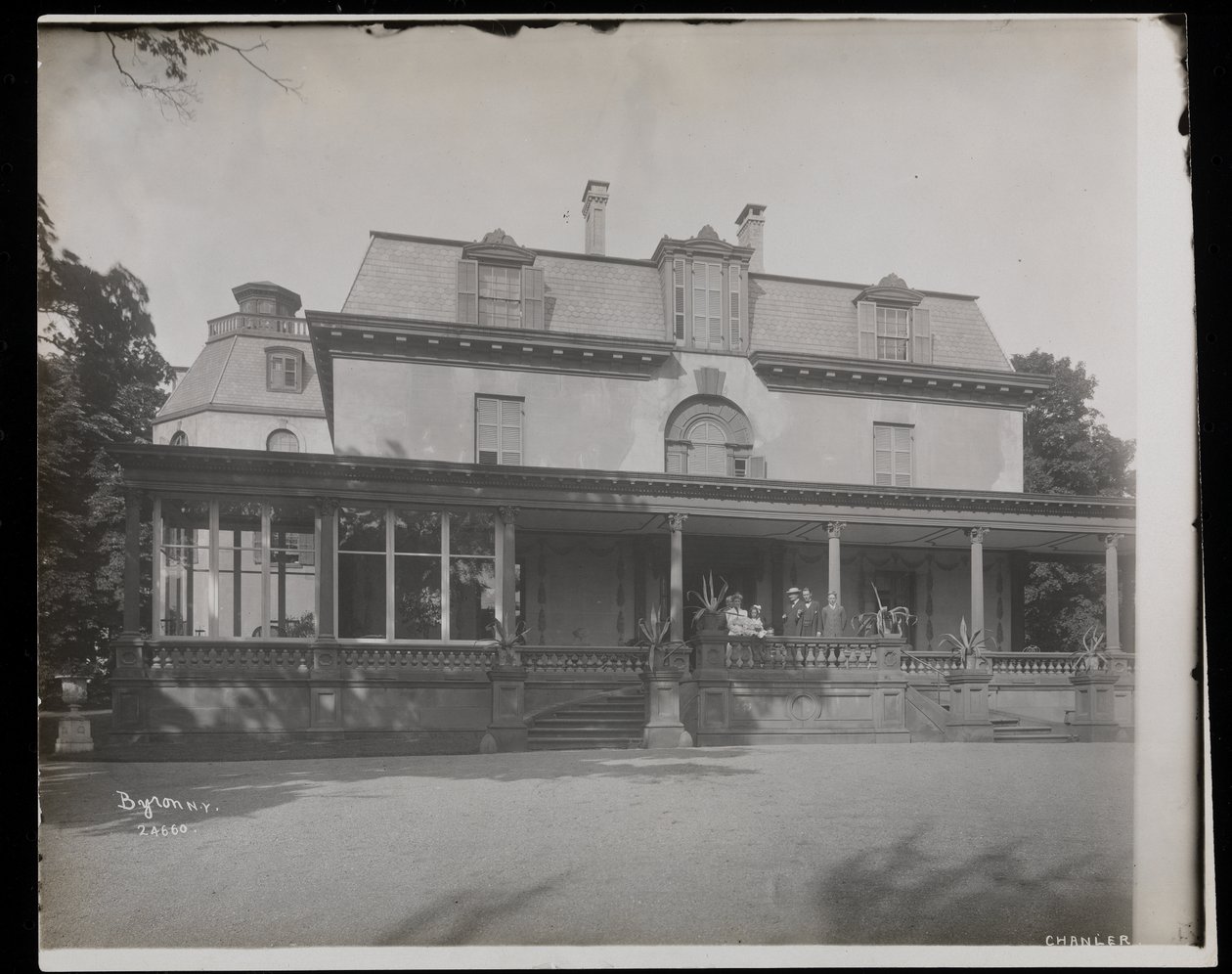 Personas de pie en el porche de la residencia Astor Chanler en Barrytown, Nueva York, 1907 de Byron Company