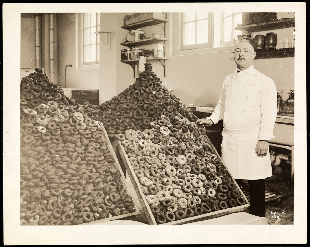 Retrato del chef Leoni con bandejas de donas para el Ejército de Salvación en el Hotel Commodore, 1919 de Byron Company