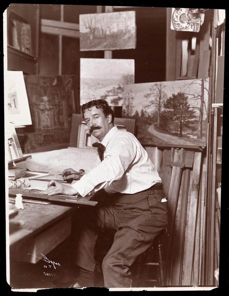 Retrato de Ernest Gross, diseñador escénico, sentado en su estudio en su mesa de dibujo, 1908-9 de Byron Company