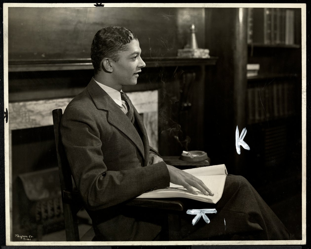 Retrato de un hombre afroamericano ciego leyendo braille en la Asociación para Ciegos de Nueva York, 111 East 59th Street, Nueva York, 1935 de Byron Company