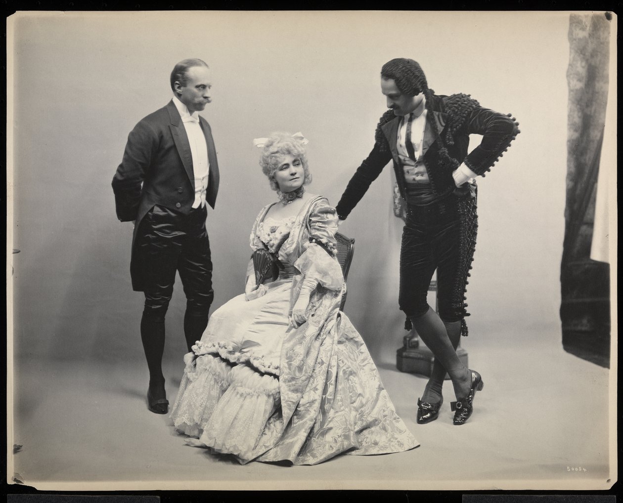 Retrato del cantante de ópera Antonio Scotti con un hombre y una mujer no identificados en el Baile de James Hazen Hyde, Nueva York, 31 de enero de 1905 de Byron Company