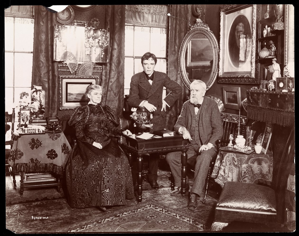 Retrato del autor Lorimer Stoddard con su esposa e hijo, Nueva York, 1896-8 de Byron Company