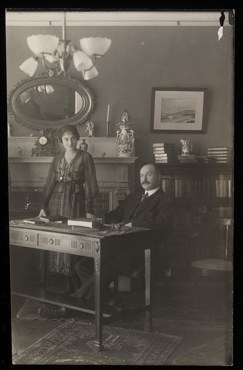 Retrato del dentista Dr. Gibson y una mujer en su residencia, c.1905 de Byron Company