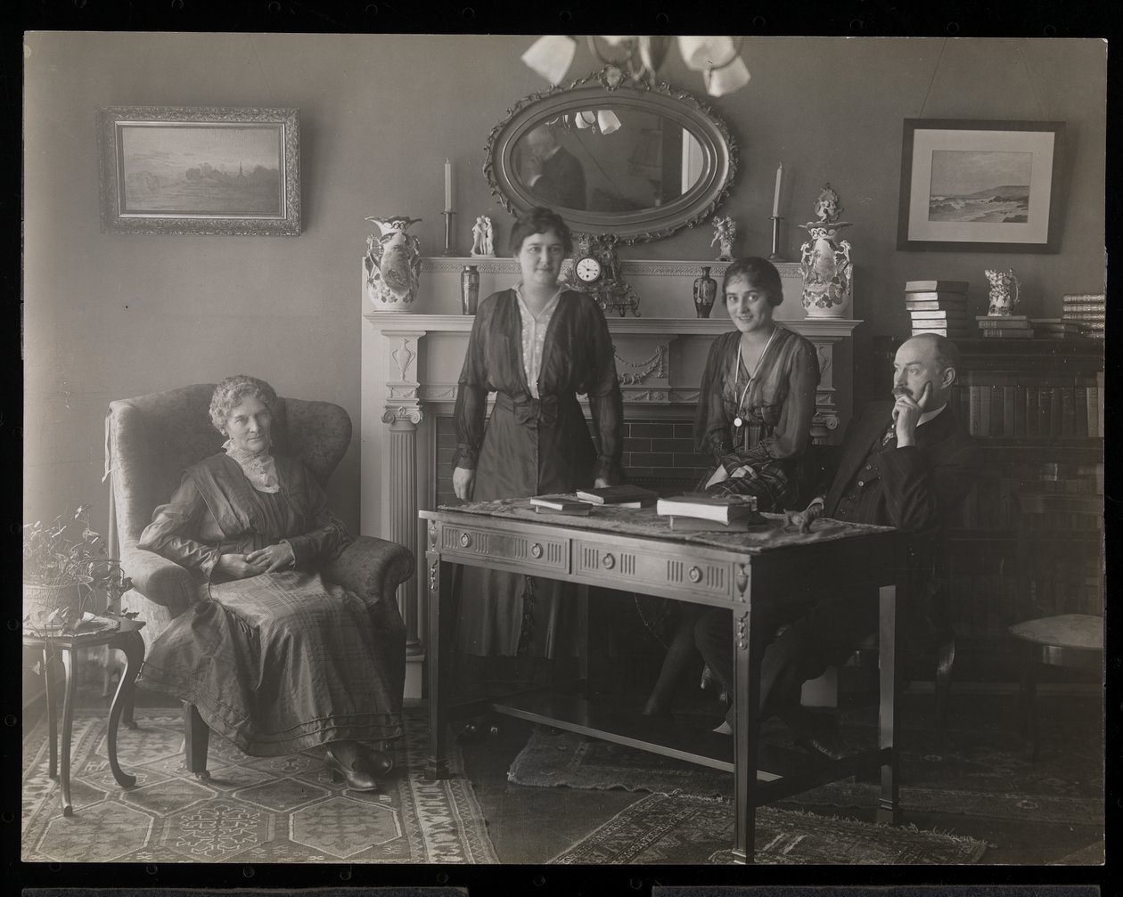 Retrato del dentista Dr. Gibson y tres mujeres en su residencia, c.1905 de Byron Company