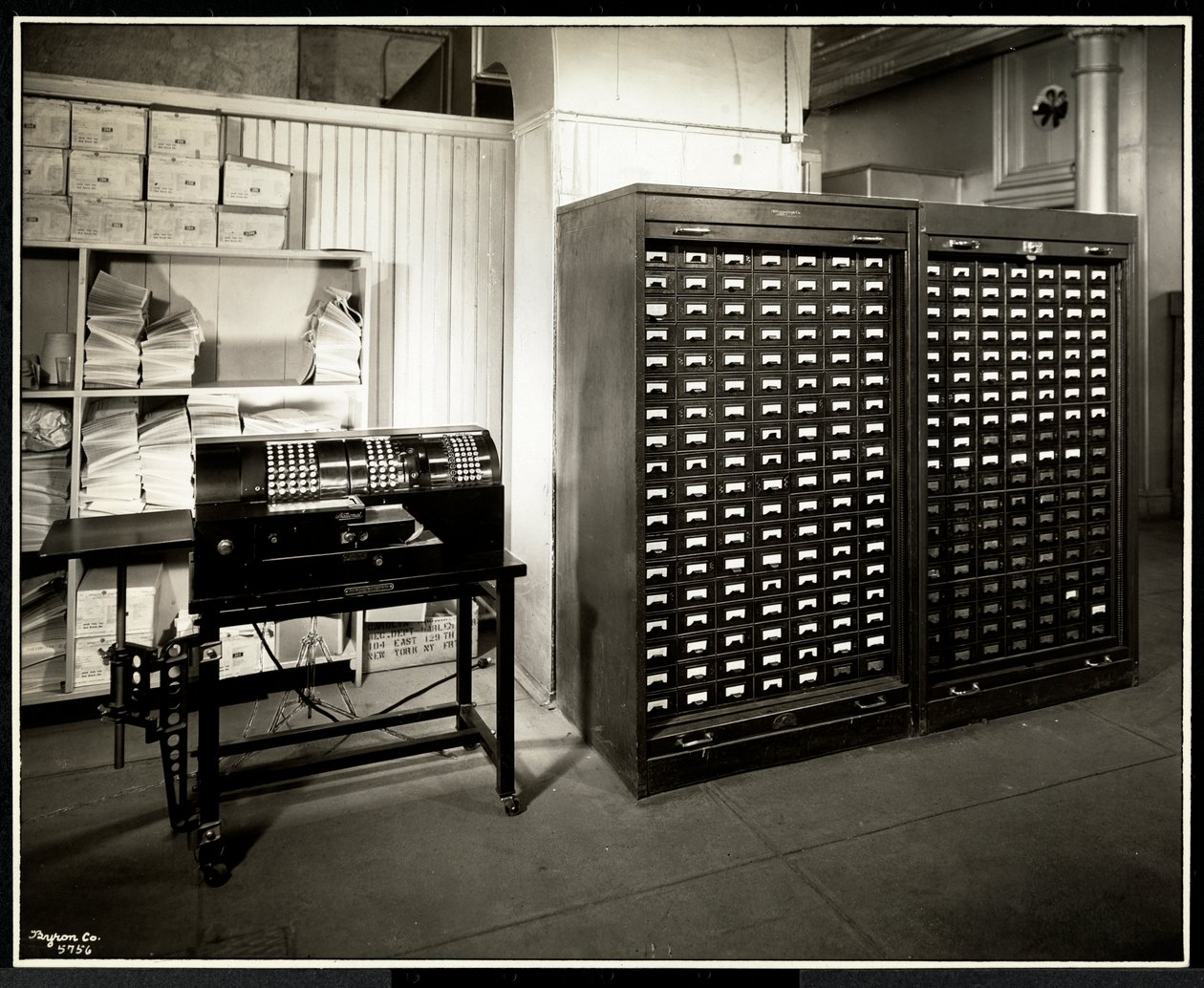 Posiblemente una máquina de sumar y un archivador con pequeños cajones en la oficina de Carolyn Laundry en 111 East 128th Street, East Harlem, Nueva York, 1929 de Byron Company