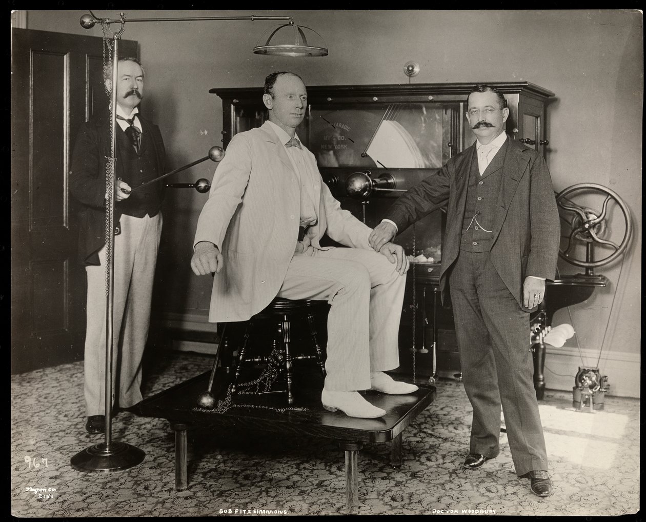 El boxeador Robert Prometheus Fitzsimmons en la oficina del Dr. Woodbury en Nueva York, 1895 de Byron Company