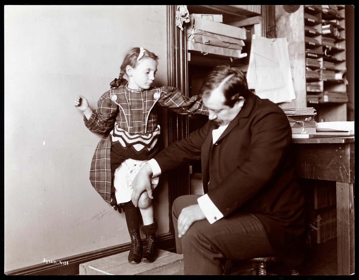 El profesor Atkinson, un curandero inglés, con una joven paciente, 1898 de Byron Company