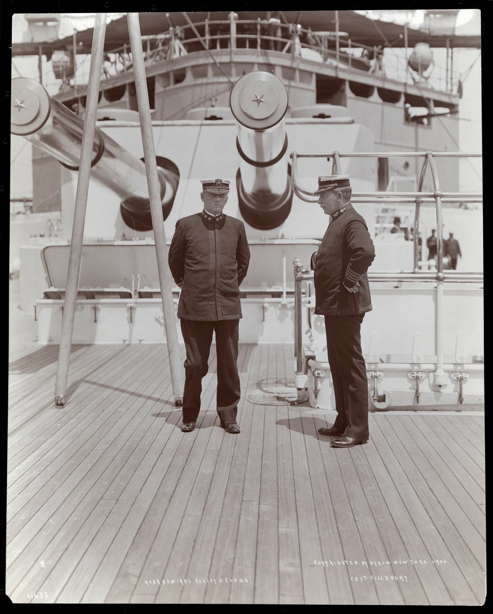 El contralmirante Robley Dunglison Evans y el capitán John Elliott Pillsbury en la cubierta del U.S.S. Marine, 1906 de Byron Company