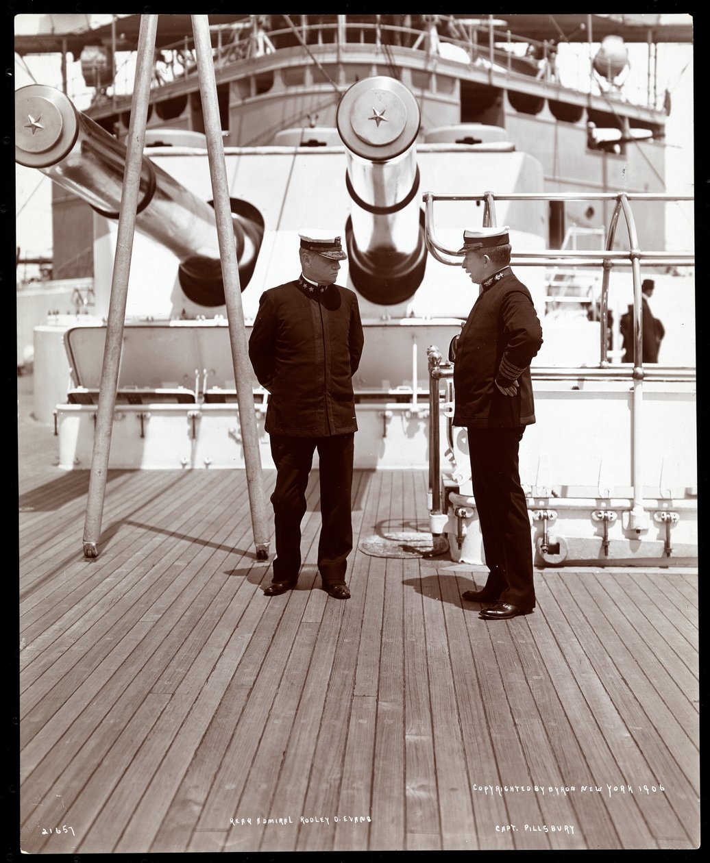 Contraalmirante Robley Dunglison Evans y el Capitán John Elliott Pillsbury en la cubierta del U.S.S. Marine, 1906 de Byron Company