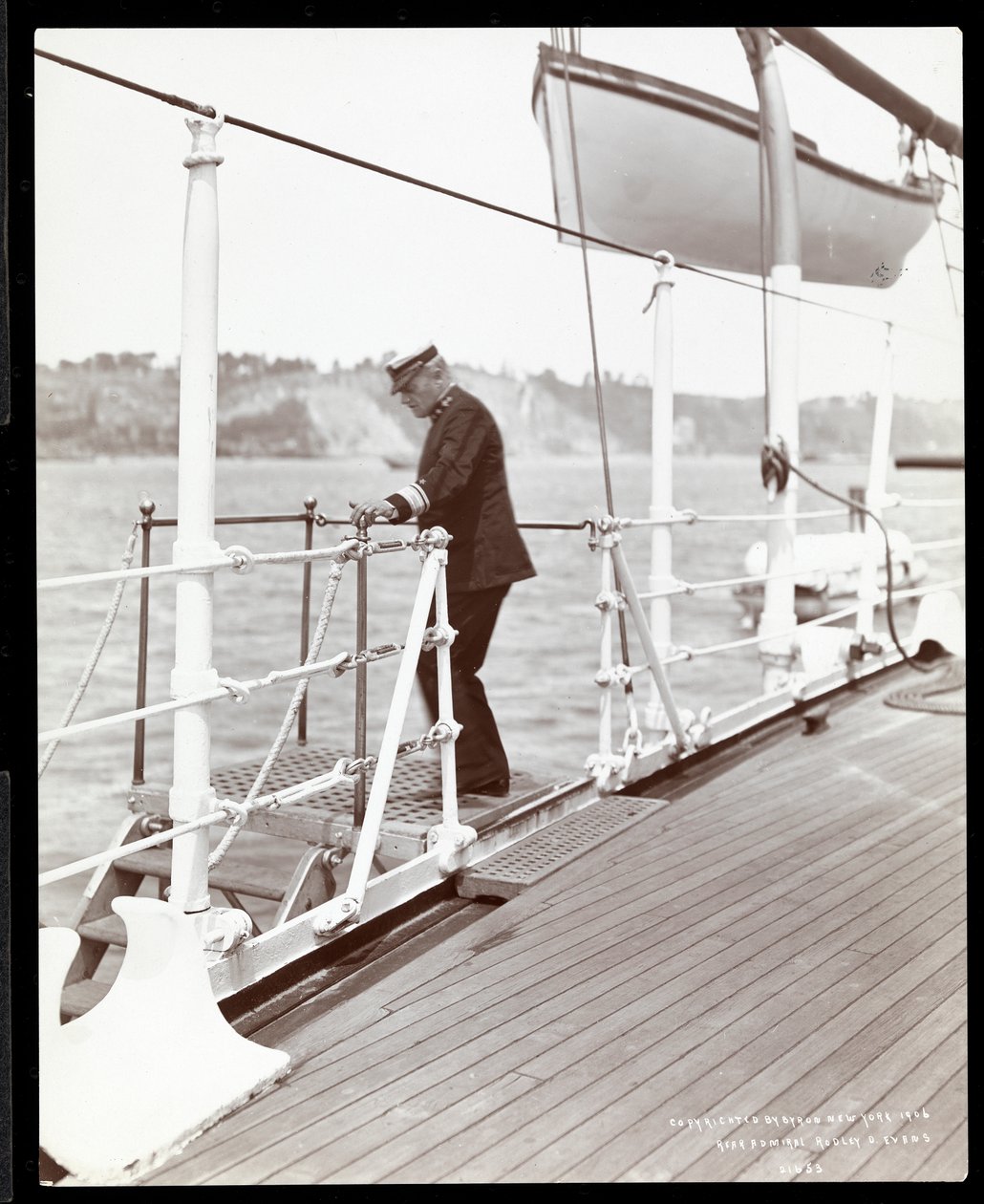 Contralmirante Robley Dunglison Evans en la cubierta del U.S.S. Maine, 1906 de Byron Company