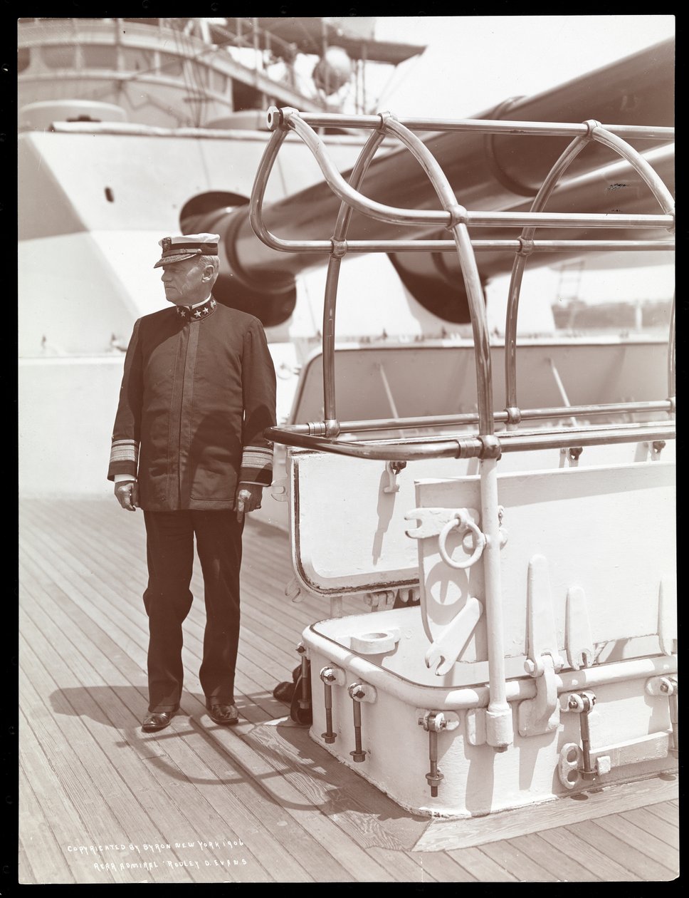 Contralmirante Robley Dunglison Evans en la cubierta del U.S.S. Maine, 1906 de Byron Company
