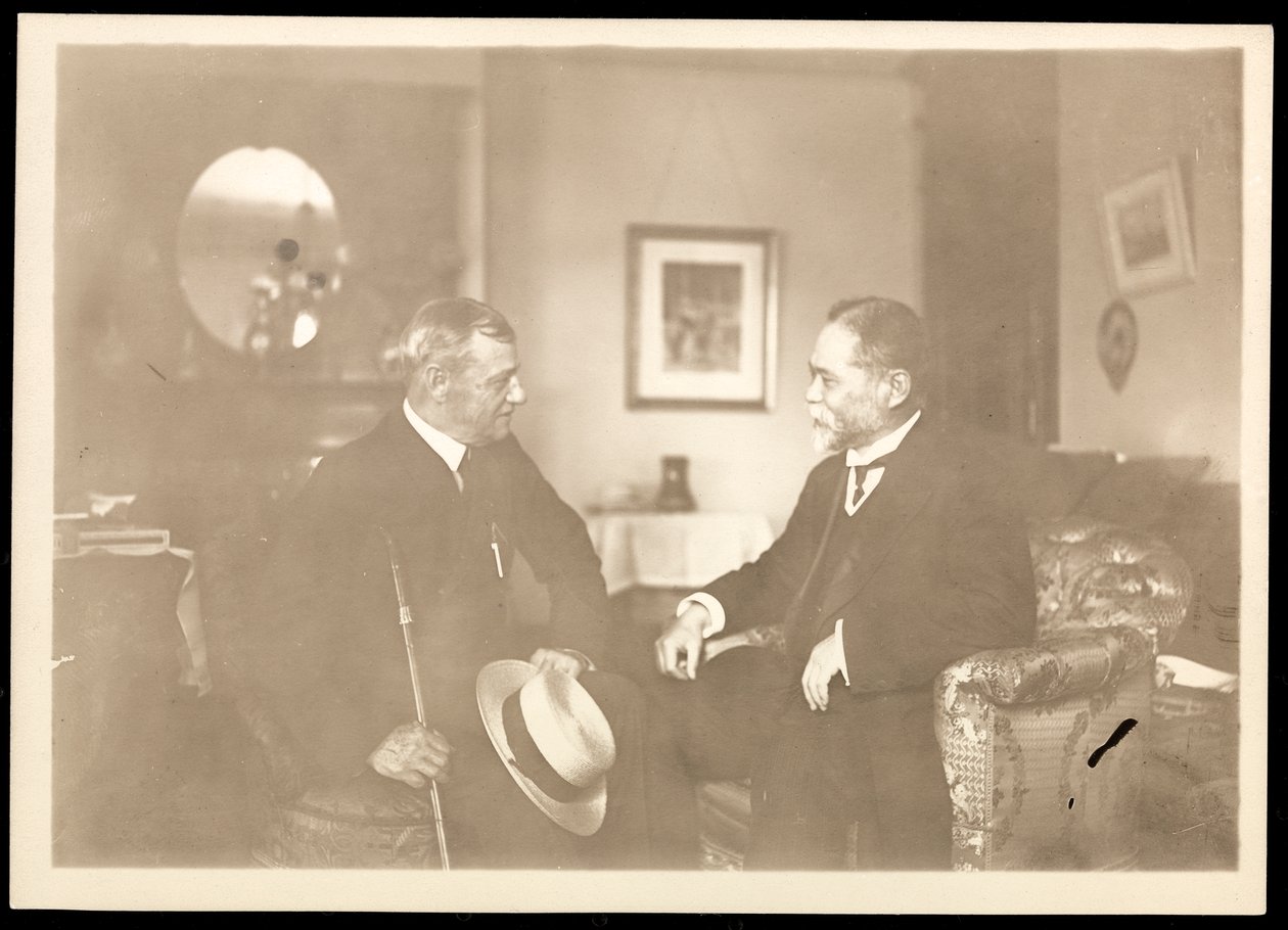 El contralmirante Robley Dunglison Evans sentado con otro hombre, 1906 de Byron Company