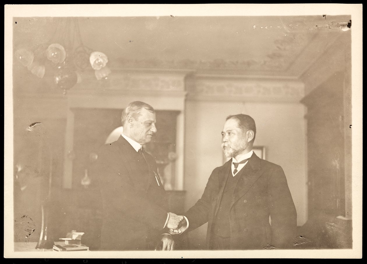 El Contraalmirante Robley Dunglison Evans estrechando la mano con otro hombre, 1906 de Byron Company