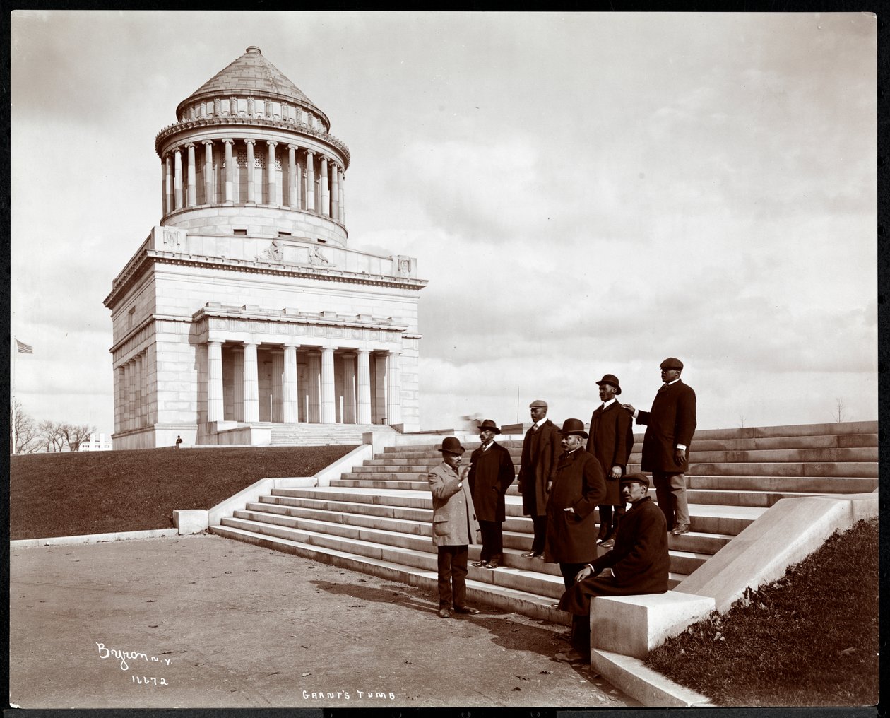 Siete hombres afroamericanos caminando lejos de la tumba de Grant en Riverside Drive, Nueva York, 1903 de Byron Company